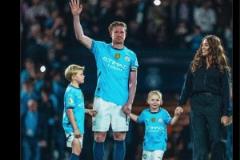 致敬傳奇！曼城官方：將為德布勞內(nèi)在伊蒂哈德球場外立雕像