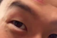 腦門腫了！孫興慜被人推撞到了獎杯，但孫哥高興得合不攏嘴