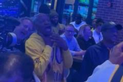 嗨翻了！哈利伯頓爸爸在線下觀賽，瘋狂掐脖子跳舞慶祝