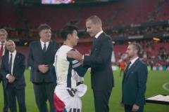 切費林解釋了半天！隊長孫興慜捧杯沒有領(lǐng)到獎牌！