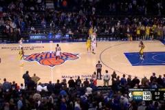 又被你裝到了！哈利伯頓剩0.2秒直接將球傳給唐斯，然后慶祝！