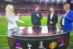 貝爾現(xiàn)場(chǎng)解說(shuō)歐聯(lián)杯決賽，短發(fā)造型發(fā)量濃密