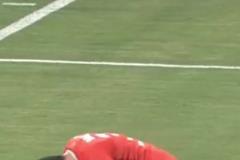 銅梁龍隊(duì)員白余濤抽筋倒地，為節(jié)省時(shí)間，忍痛爬出草坪接受治療