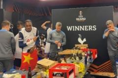 熱刺球員列隊(duì)聆聽歐冠主題曲迎接英超第17場(chǎng)賽事