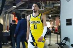 讓他裝到了哈利伯頓賽后離場(chǎng)說(shuō)道：為什么這么安靜??？？！