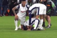 情緒激動！終場哨響后孫興慜趴跪在地痛哭，隊友安慰后將他拉起