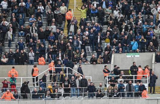 熱刺球迷返程難恐錯過奪冠游行，網(wǎng)友調(diào)侃：我移民西班牙算了