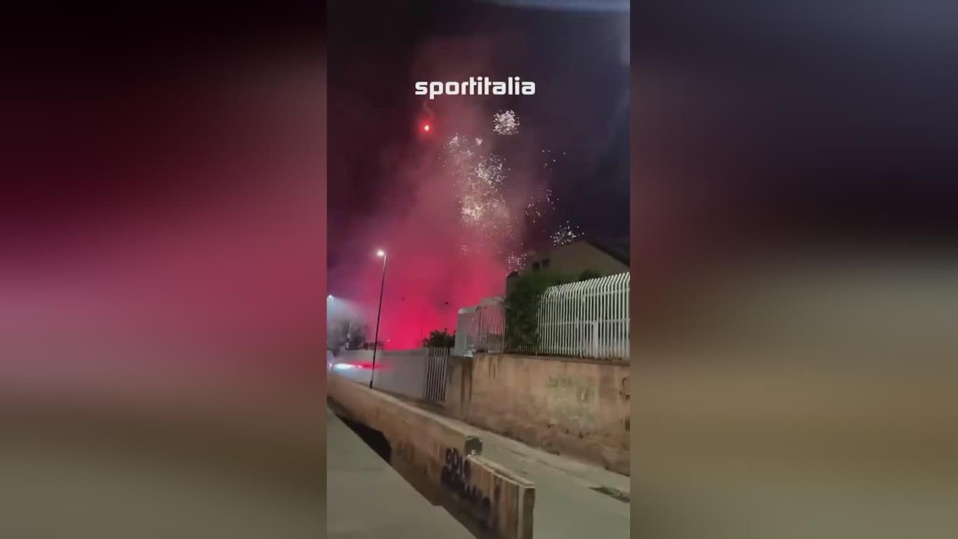 干擾作息！那不勒斯球迷在卡利亞里酒店門口燃放煙花