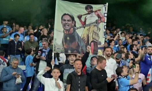 那不勒斯球迷現(xiàn)場(chǎng)舉孔蒂“拴狗”小因扎吉橫幅