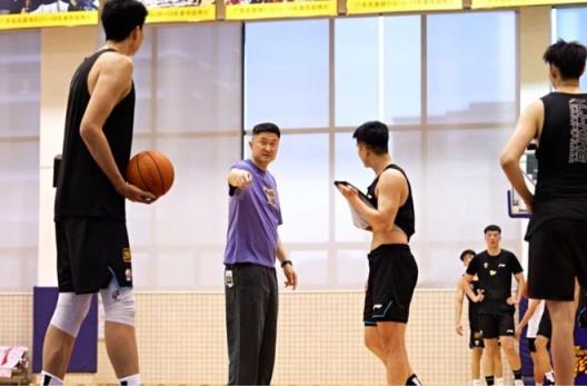 廣東男籃正式集結(jié)！杜鋒回歸執(zhí)教，訓(xùn)練氛圍輕松，王少杰與四張齊頭并進(jìn)