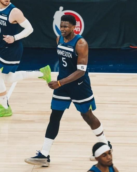 狼崽逆襲！NBA西決戰(zhàn)報(bào)：華子30分挑戰(zhàn)新科MVP，亞歷山大選擇養(yǎng)精蓄銳