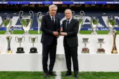 6個(gè)賽季15座冠軍！弗洛倫蒂諾為安切洛蒂頒發(fā)皇馬金質(zhì)鑲鉆徽章