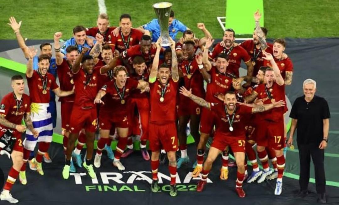 穆里尼奧曬2022年羅馬歐協(xié)聯(lián)奪冠舊照，意有所指？