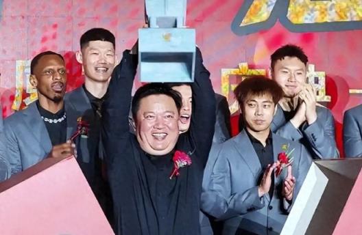 許鐘豪孝心感動(dòng)眾人 接雙親到杭州慶廣廈奪冠