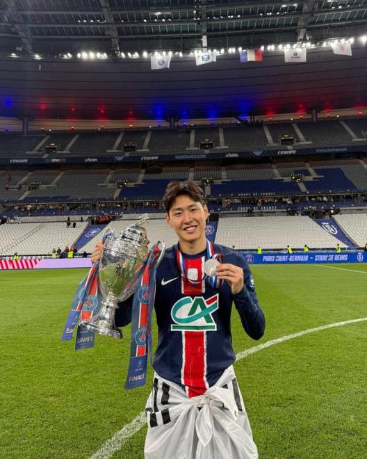 李剛?cè)史▏?guó)杯決賽替補(bǔ)觀戰(zhàn)，24歲已助巴黎斬獲6冠沖擊歐冠