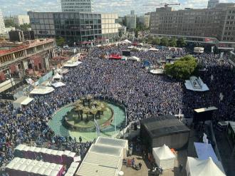 數(shù)萬比勒費爾德球迷齊聚柏林亞歷山大廣場，場面震撼