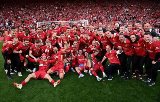 范迪克贊阿蘭-漢森頒發(fā)獎(jiǎng)杯完美，稱其為隊(duì)史頂級(jí)中衛(wèi)之一