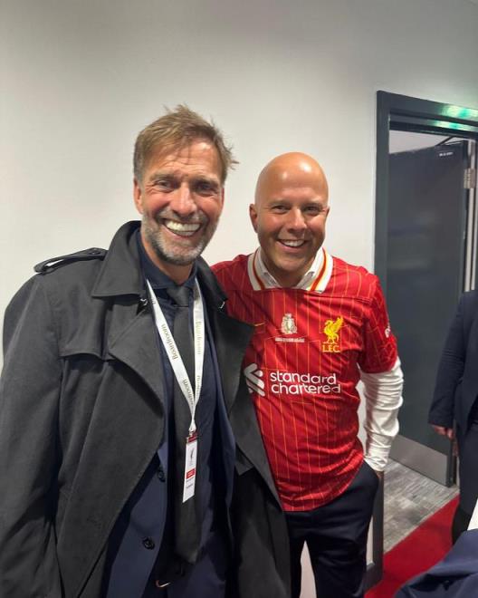 紅軍隊(duì)史兩位英超冠軍主帥同框，克洛普曬與斯洛特合照