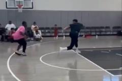 字母哥轉(zhuǎn)發(fā)小球員“晃飛”視頻：讓孩子相信他做到了