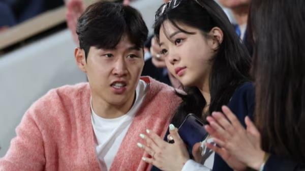 李剛?cè)逝焉矸萜毓猓憾飞郊瘓F(tuán)傳人且持有股份，在法讀研