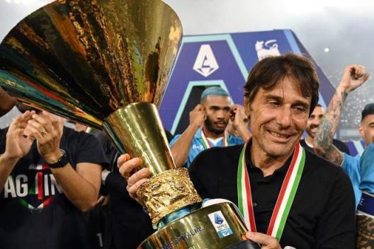 斯基拉：那不勒斯球員和管理層正努力說(shuō)服孔蒂留任